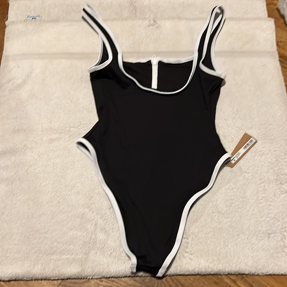 Skims ZIP-UP SWIM SCOOP NECK ONE PIECE - Picture 2 of 3